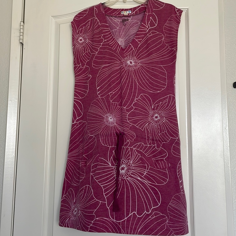 Roxy Floral V-Neck Sleeveless Dress in Magenta and White